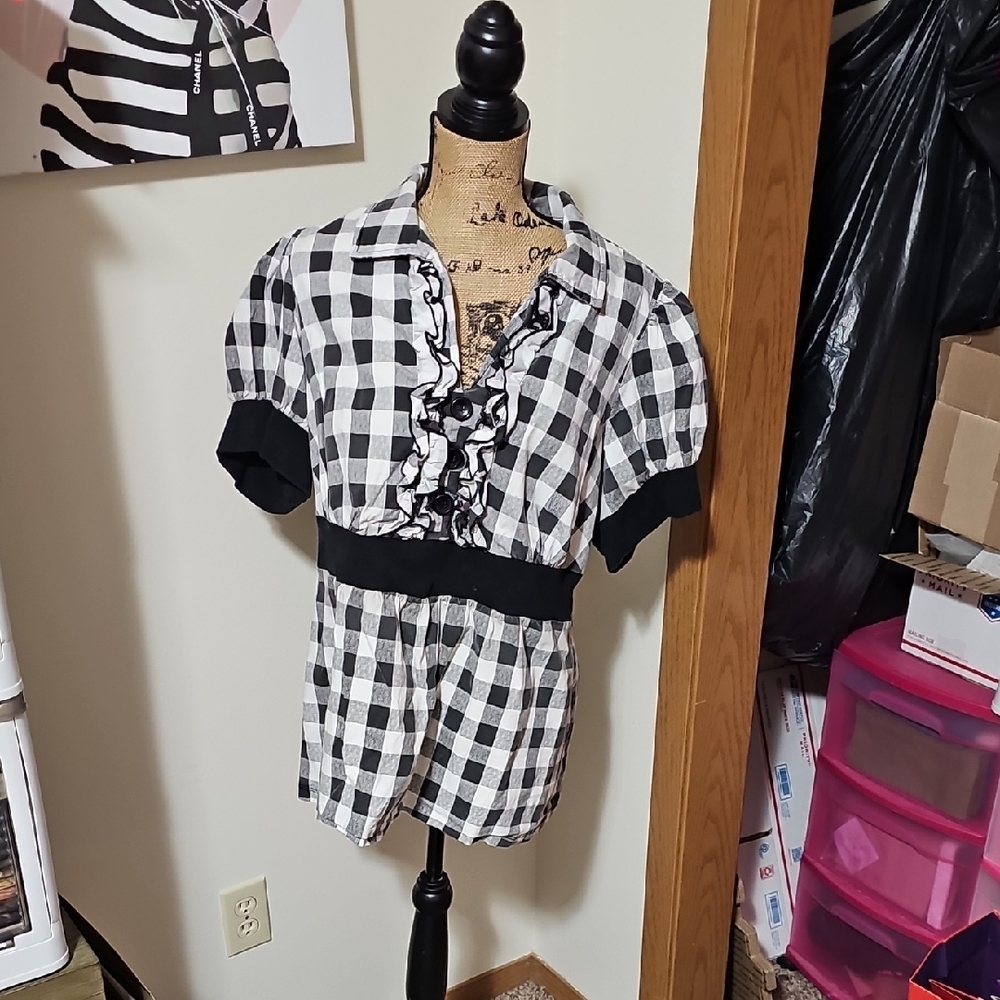 Torrid Black and White Plaid Short Sleeve Top. Size 3.